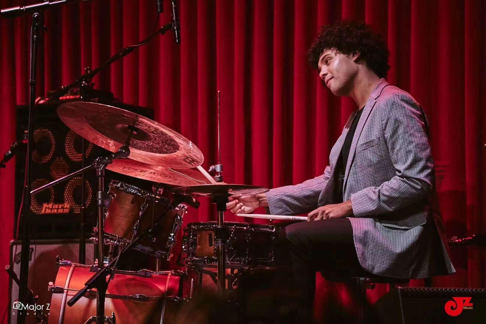 Anton Kot performing with Lang Xie in JZ Club, Shanghai, China : Major Z Photo